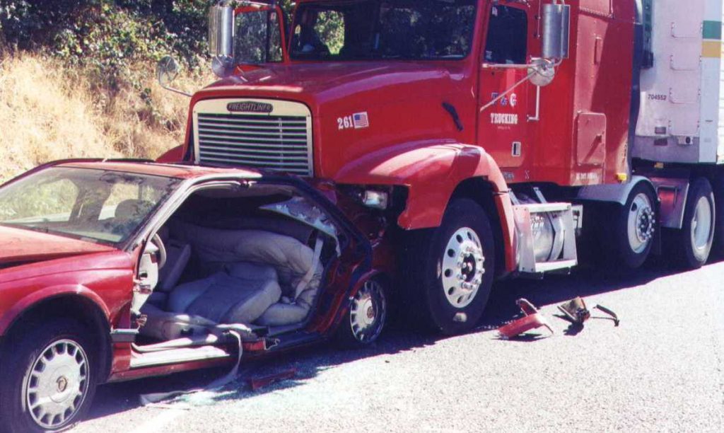 El Mejor Bufete Legal de Abogados de Accidentes de Semi Camión, Abogados Para Demandas de Accidentes de Camiones Lynwood California
